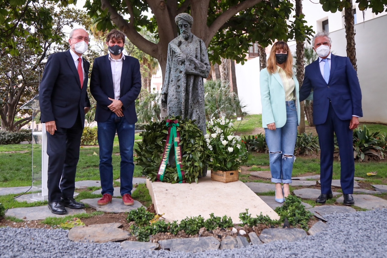 LECTURA DE POEMAS Y OFRENDA FLORAL EN HOMENAJE A IBN GABIROL