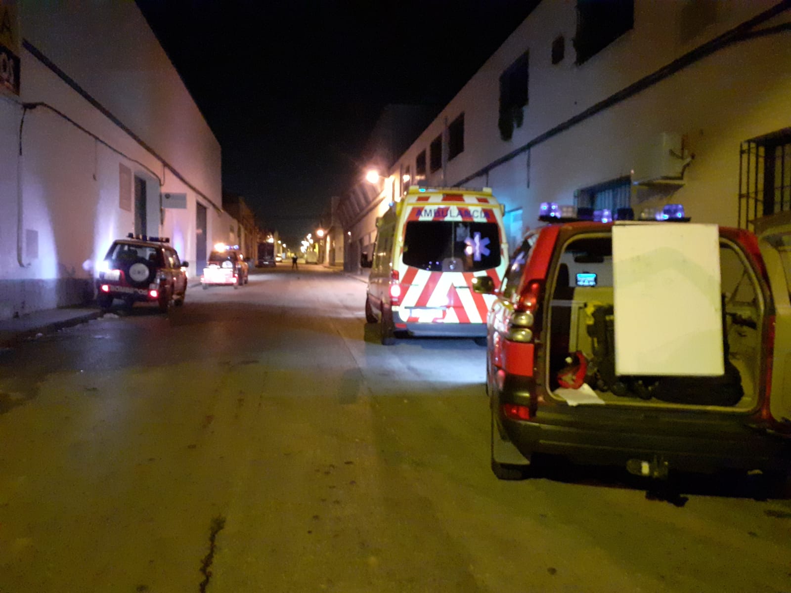 LOS BOMBEROS CONTROLAN UN INCENDIO DECLARADO DE MADRUGADA EN EL POLÍGONO EL VISO