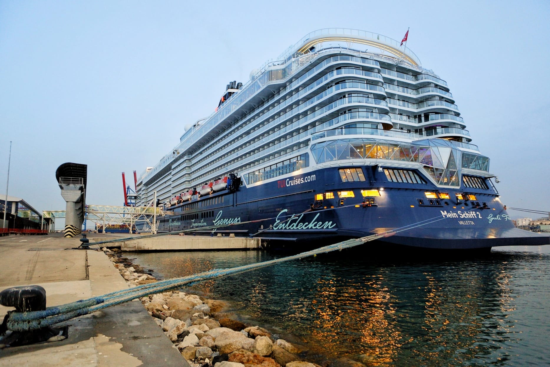 COVID-19 630 / EL PUERTO DE MÁLAGA RECIBE EL PRIMER CRUCERO QUE HACE ESCALA EN LA PENÍNSULA ...