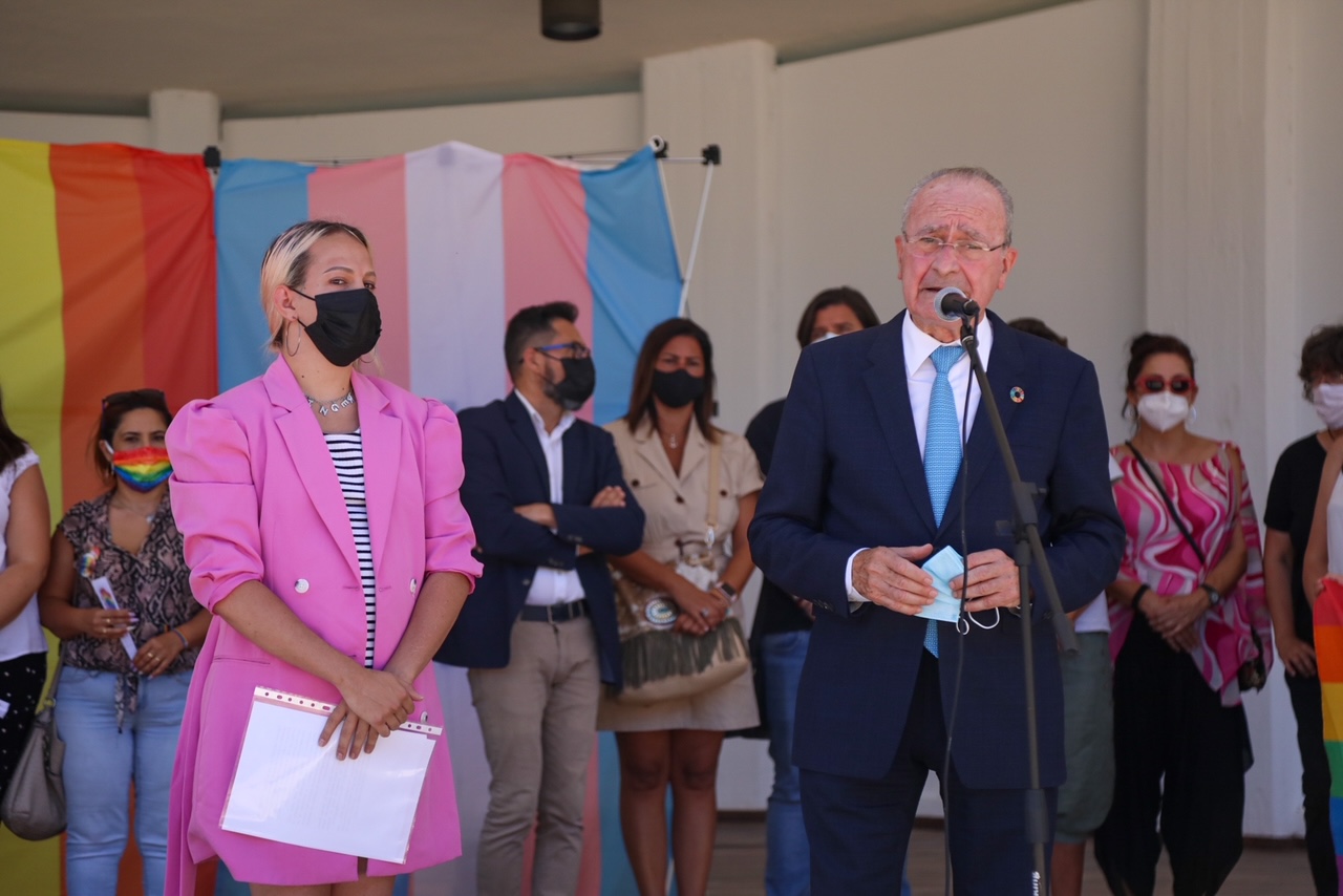 EL AYUNTAMIENTO PARTICIPA EN LA LECTURA DEL MANIFIESTO CON MOTIVO DEL DÍA DEL ORGULLO LGTBI