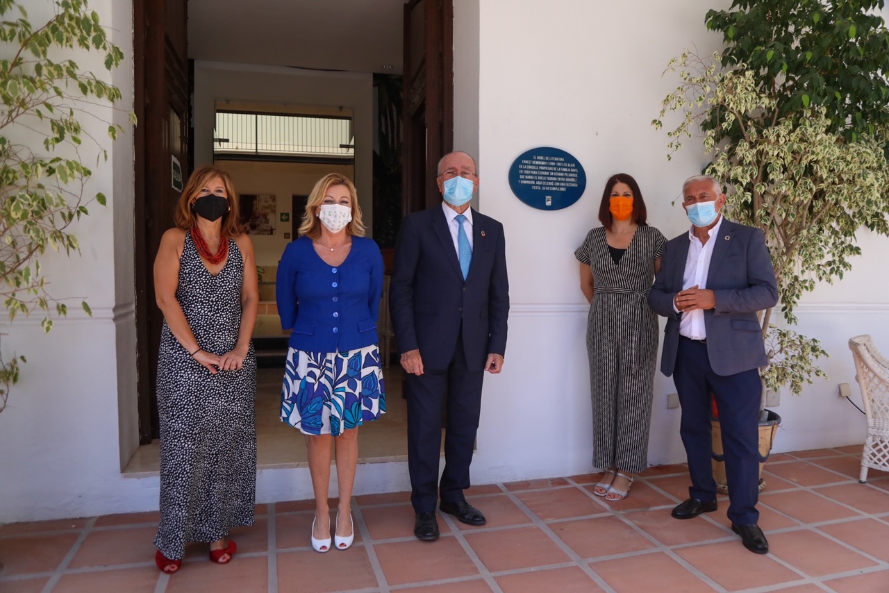 ERNEST HEMINGWAY PROTAGONIZA LA NUEVA PLACA DEL PLAN ‘MÁLAGA HACE HISTORIA’ EN LA CÓNSULA