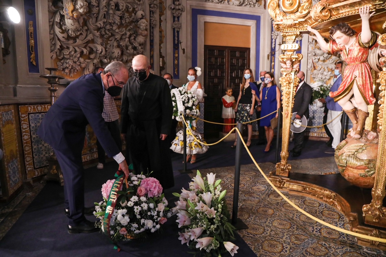 EL AYUNTAMIENTO DE MÁLAGA REALIZA LA OFRENDA FLORAL A SANTA MARÍA DE LA VICTORIA, PATRONA DE MÁLAGA