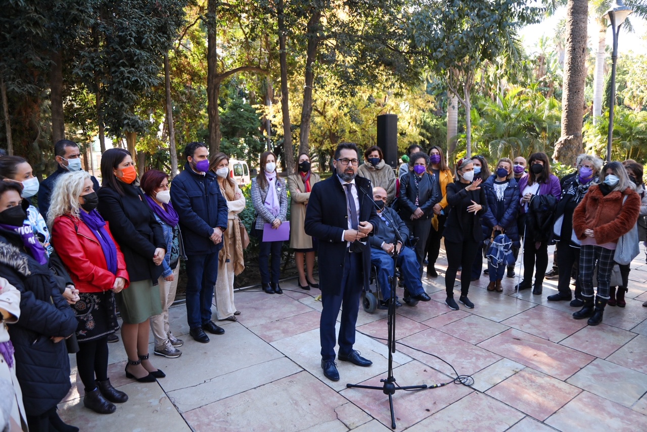 HOMENAJE A LA MUJERES VÍCTIMAS DE LA VIOLENCIA DE GÉNERO