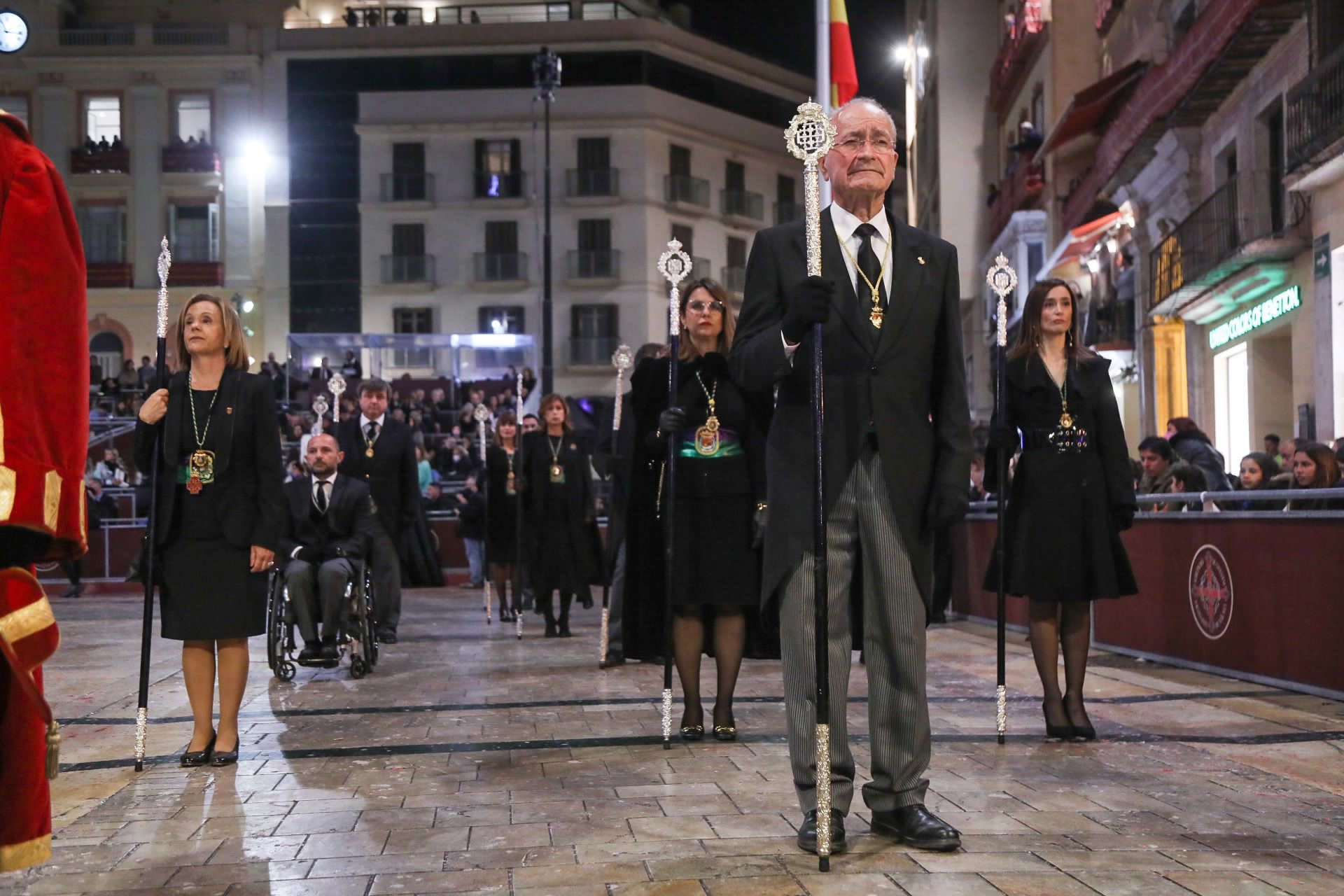 LA CORPORACIÓN MUNICIPAL PARTICIPA EN EL DESFILE PROCESIONAL DE LA COFRADÍA DEL SEPULCRO