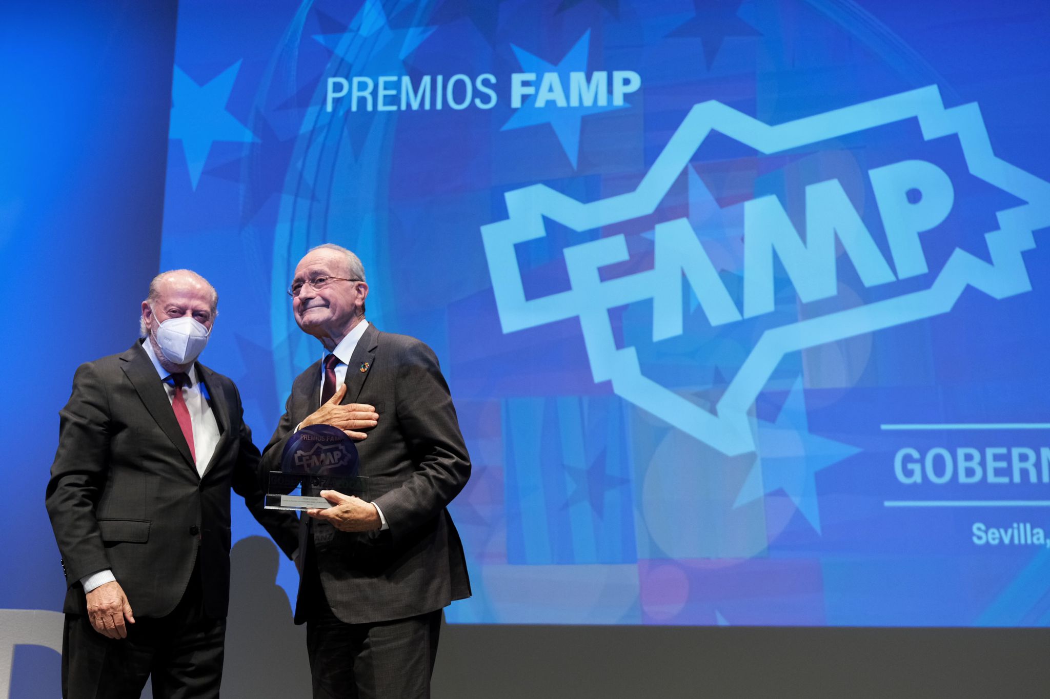 PREMIO OTORGADO POR LA FAMP AL ALCALDE DE MÁLAGA EN LA CATEGORÍA AL AL COMPROMISO CON EL
 ...