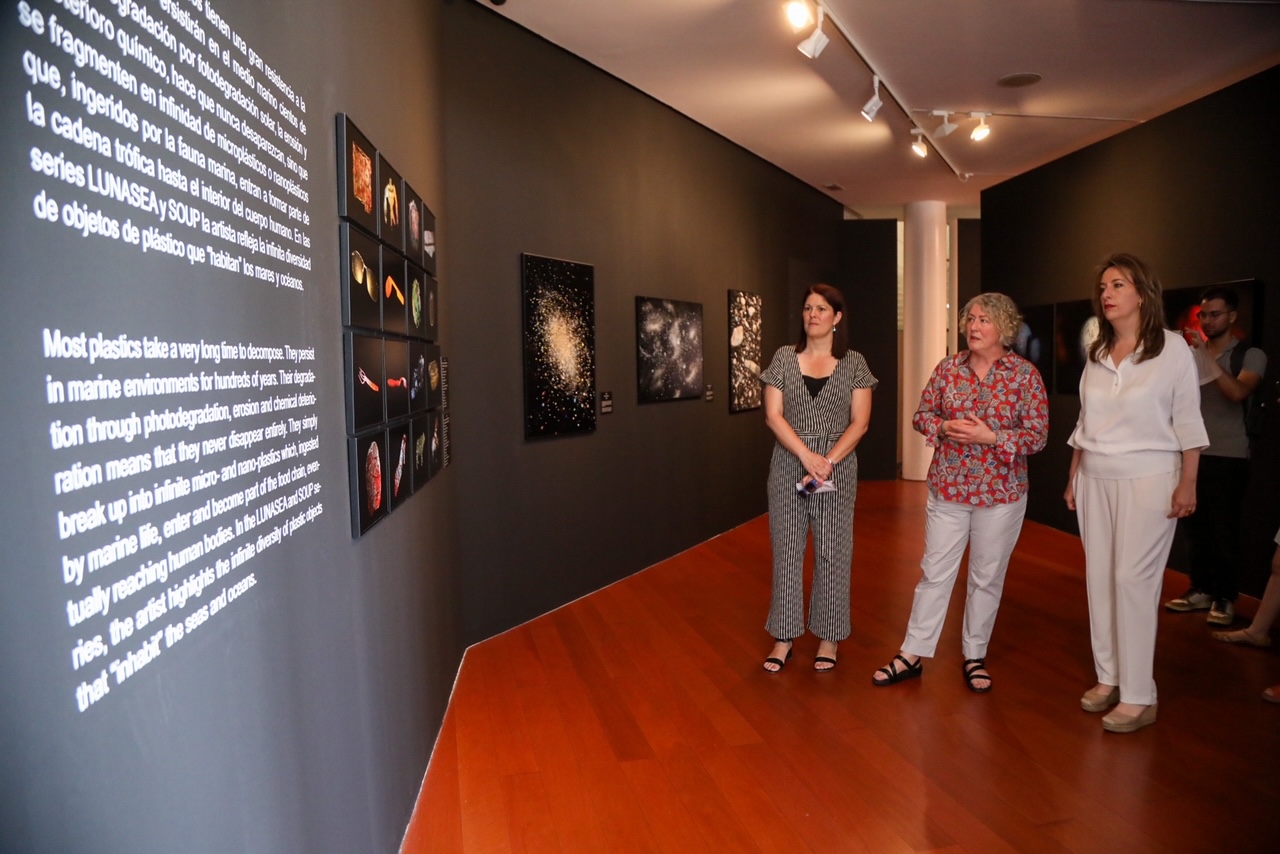 LA FOTÓGRAFA BRITÁNICA MANDY BARKER CREA EX PROFESO PARA EL MUPAM UN DISCURSO EXPOSITIVO SOBRE LA
CONTAMINACIÓN DE LOS RESIDUOS PLÁSTICOS EN EL MAR