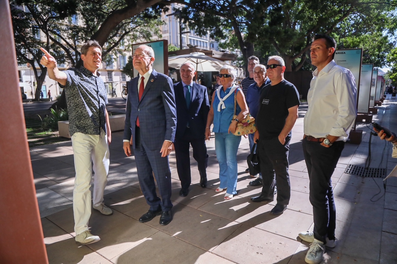 EL ALCALDE DE MÁLAGA VISITA LA EXPOSICIÓN DE HOMENAJE A LOS 40 AÑOS DE DANZA INVISIBLE JUNTO A ...