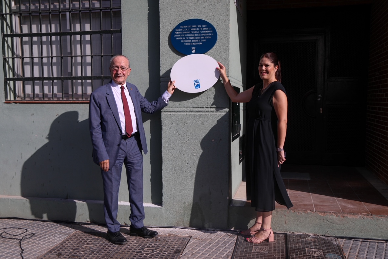 EL AYUNTAMIENTO HOMENAJEA A VICTORIA KENT CON LA COLOCACIÓN DE UNA PLACA DEL PLAN ‘MÁLAGA HACE
HISTORIA’