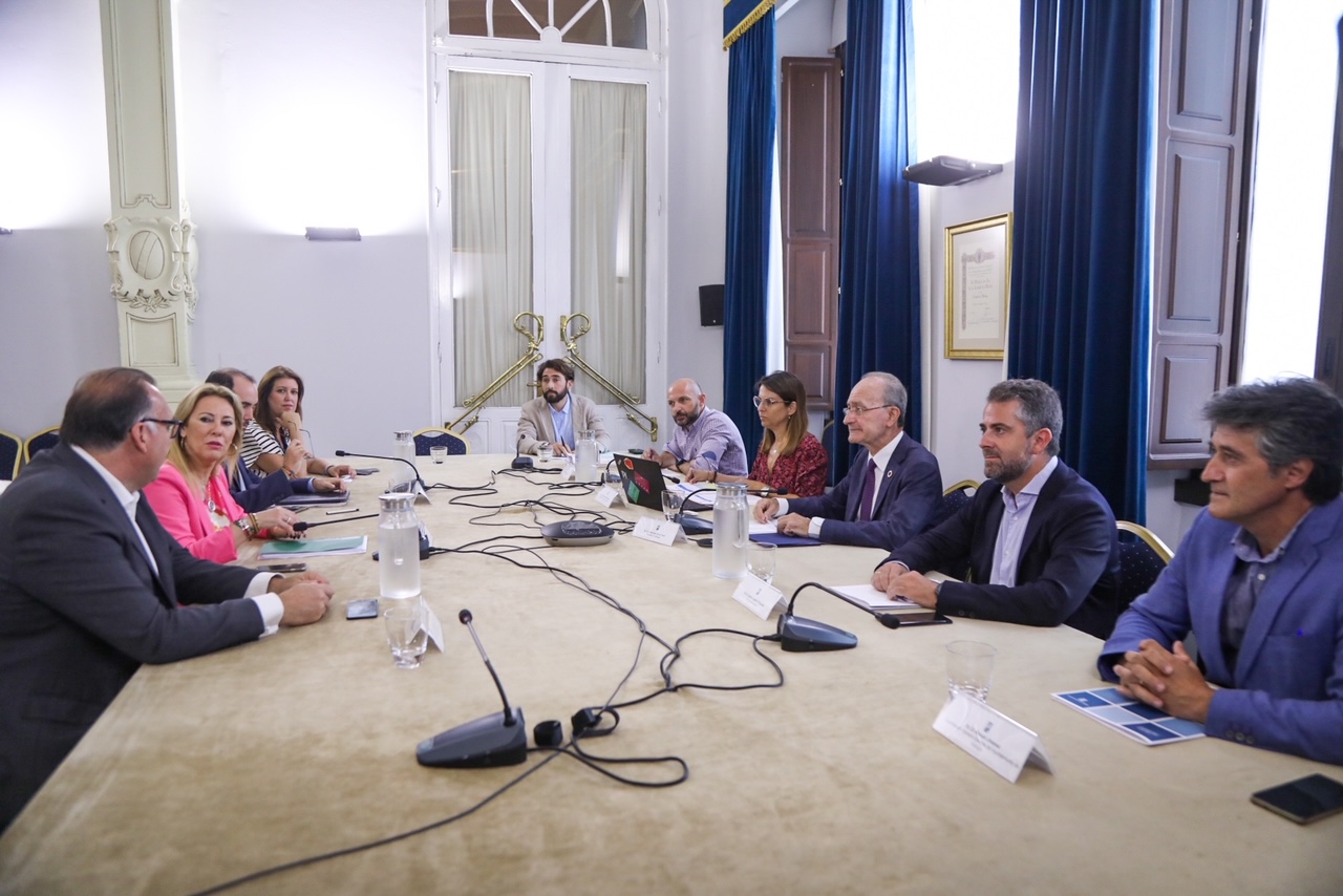 ENCUENTRO ENTRE EL ALCALDE Y LOS CONSEJEROS DE ECONOMÍA Y DE TURISMO