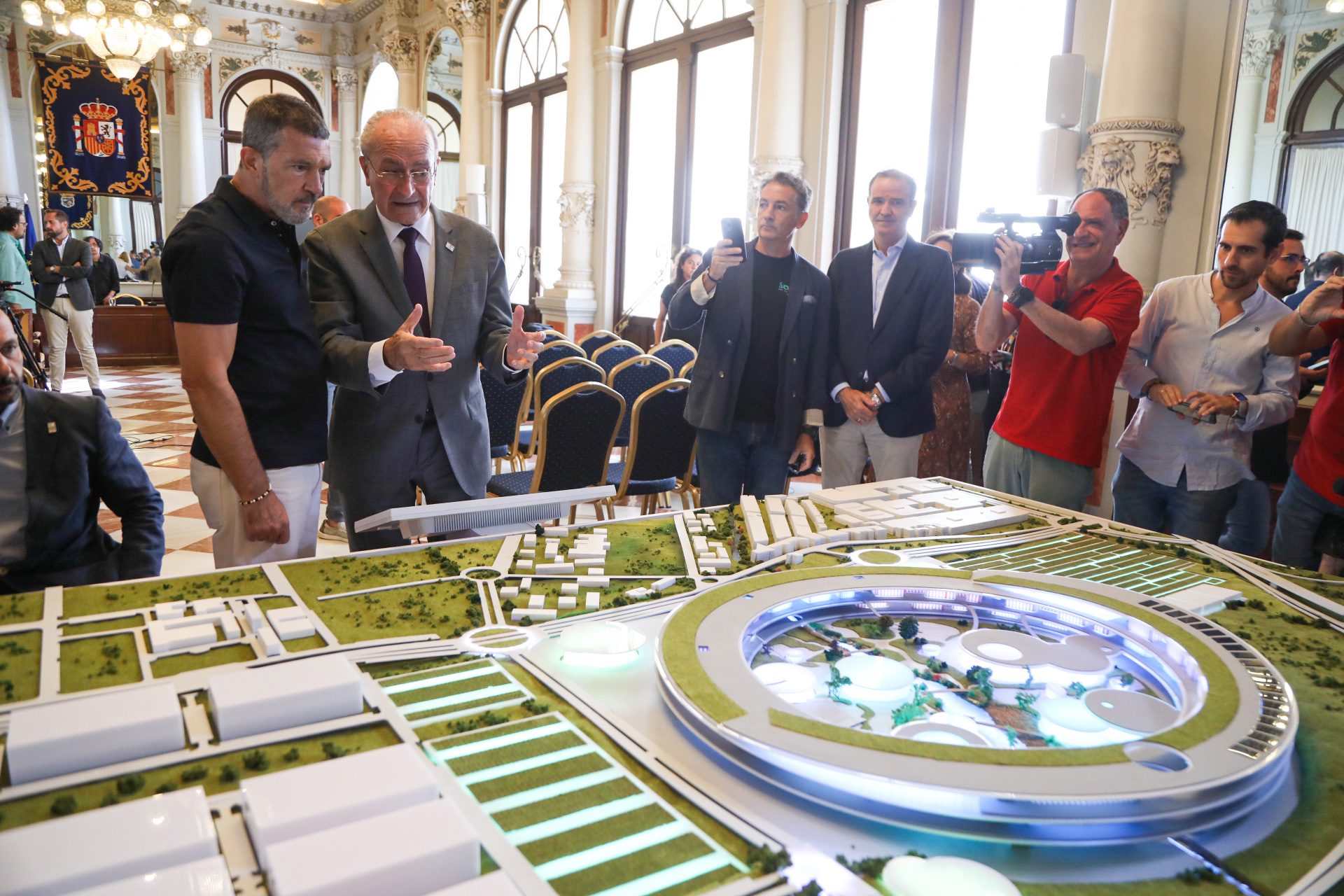 EL ALCALDE DE MÁLAGA MUESTRA A ANTONIO BANDERAS LA MAQUETA DE LA EXPO2027