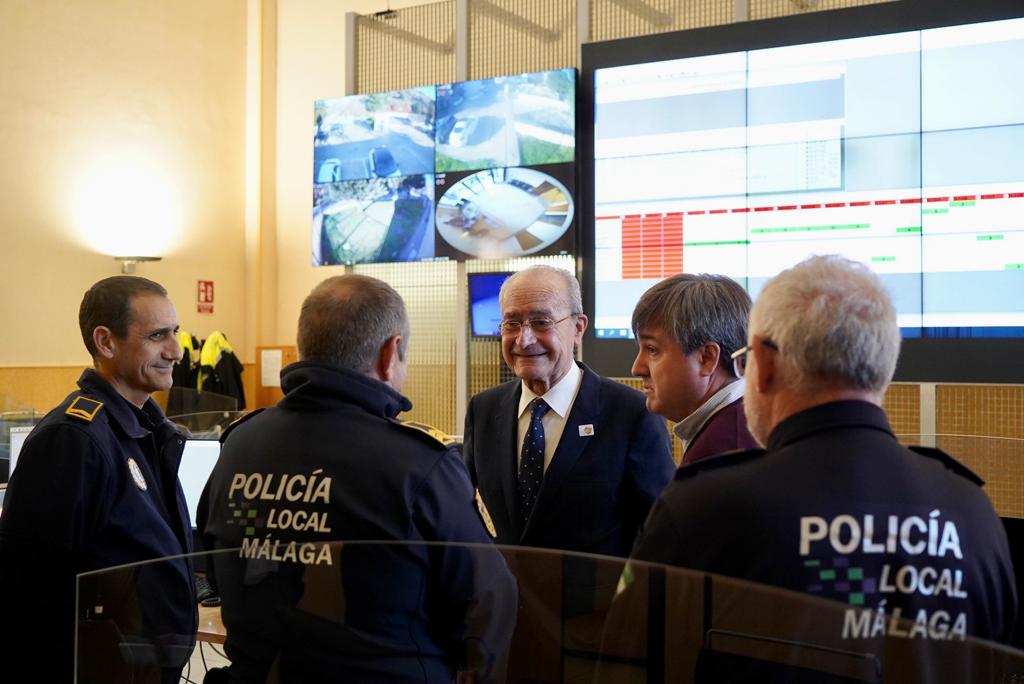 EL ALCALDE VISITA LAS INSTALACIONES DE POLICÍA LOCAL Y BOMBEROS CON MOTIVO DE LA NOCHEBUENA