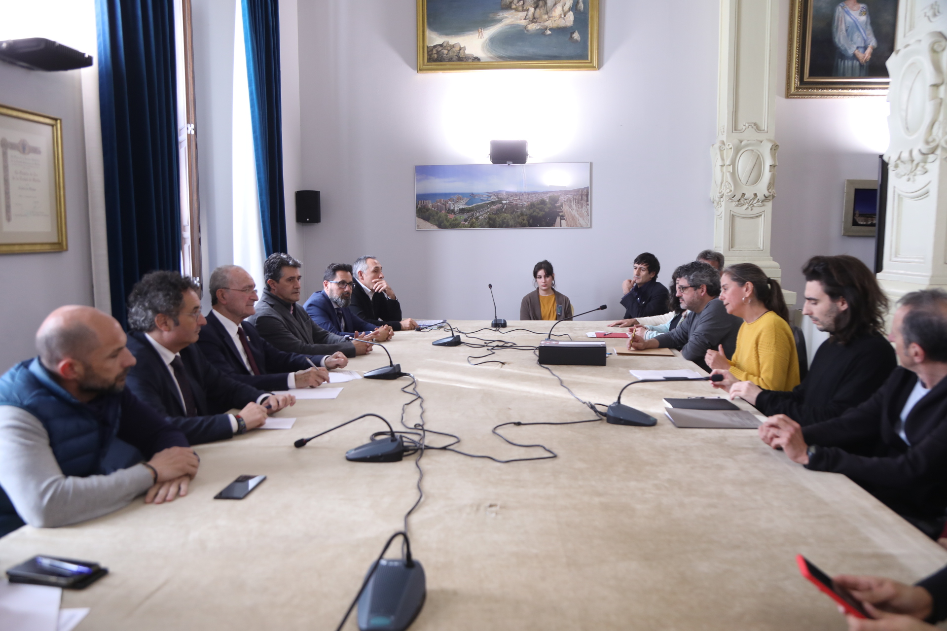 REUNIÓN DEL ALCALDE DE MÁLAGA CON UNA REPRESENTACIÓN DE LA CASA INVISIBLE