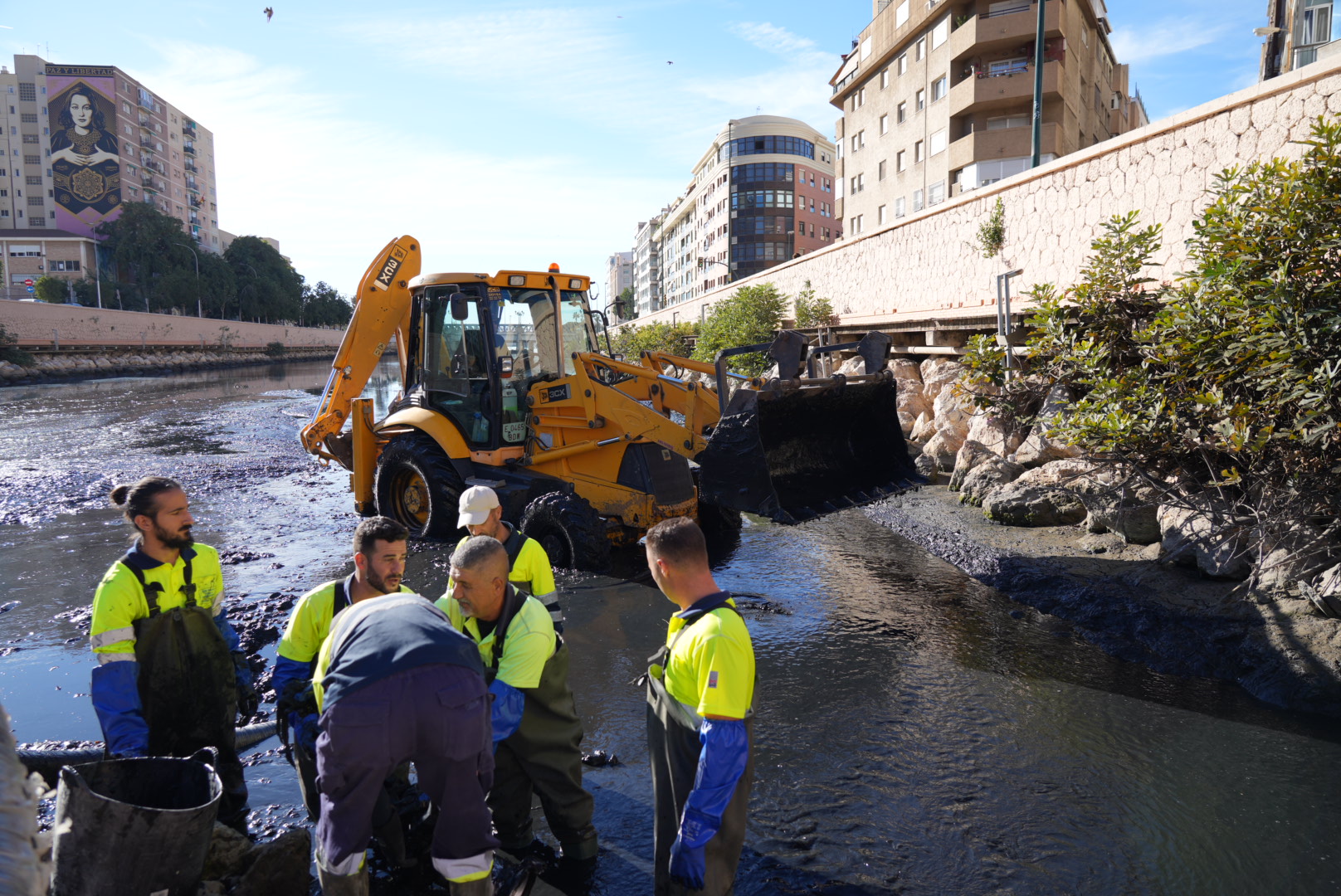 EMASA ACOMETE LA LIMPIEZA Y RETIRADA DE LODOS DEL TRAMO FINAL DEL RÍO GUADALMEDINA