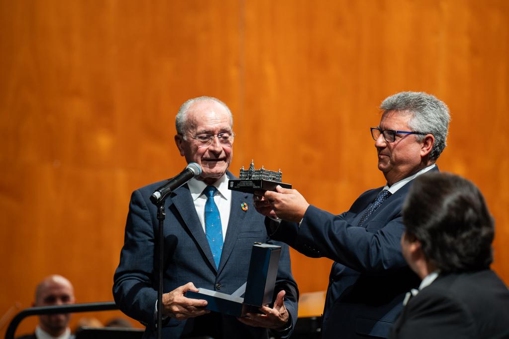 EL DIRECTOR DEL CONSERVATORIO SUPERIOR DE MÁLAGA Y GUITARRISTA JAVIER GARCÍA MORENO RECIBE EL
 ...