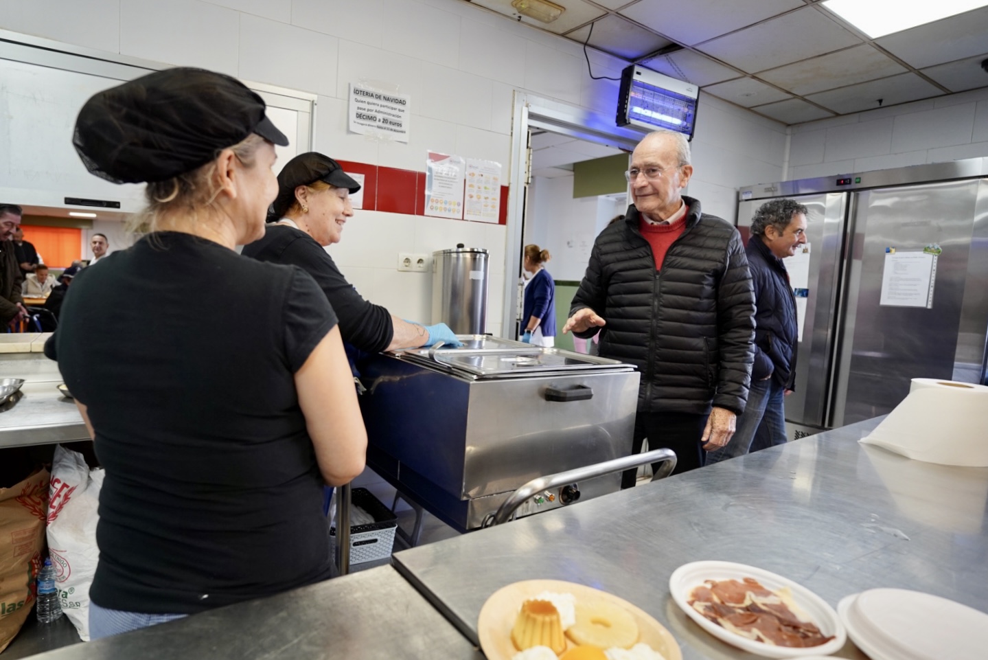 VISITA DEL ALCALDE AL CENTRO MUNICIPAL DE ACOGIDA CON MOTIVO DE LA NOCHEBUENA