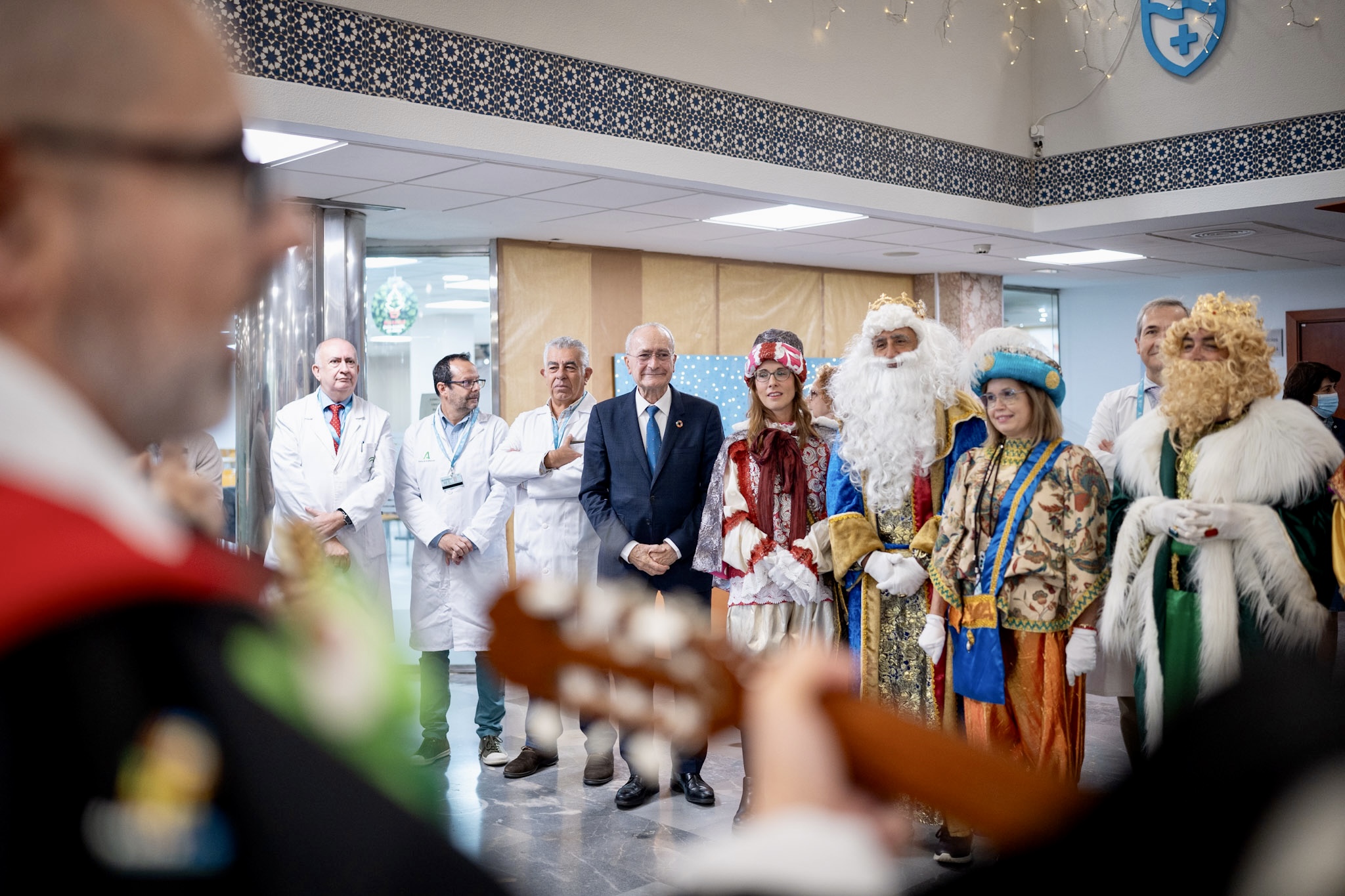 VISITA DEL ALCALDE DE MÁLAGA JUNTO A SS.MM LOS REYES MAGOS AL HOSPITAL MATERNO INFANTIL