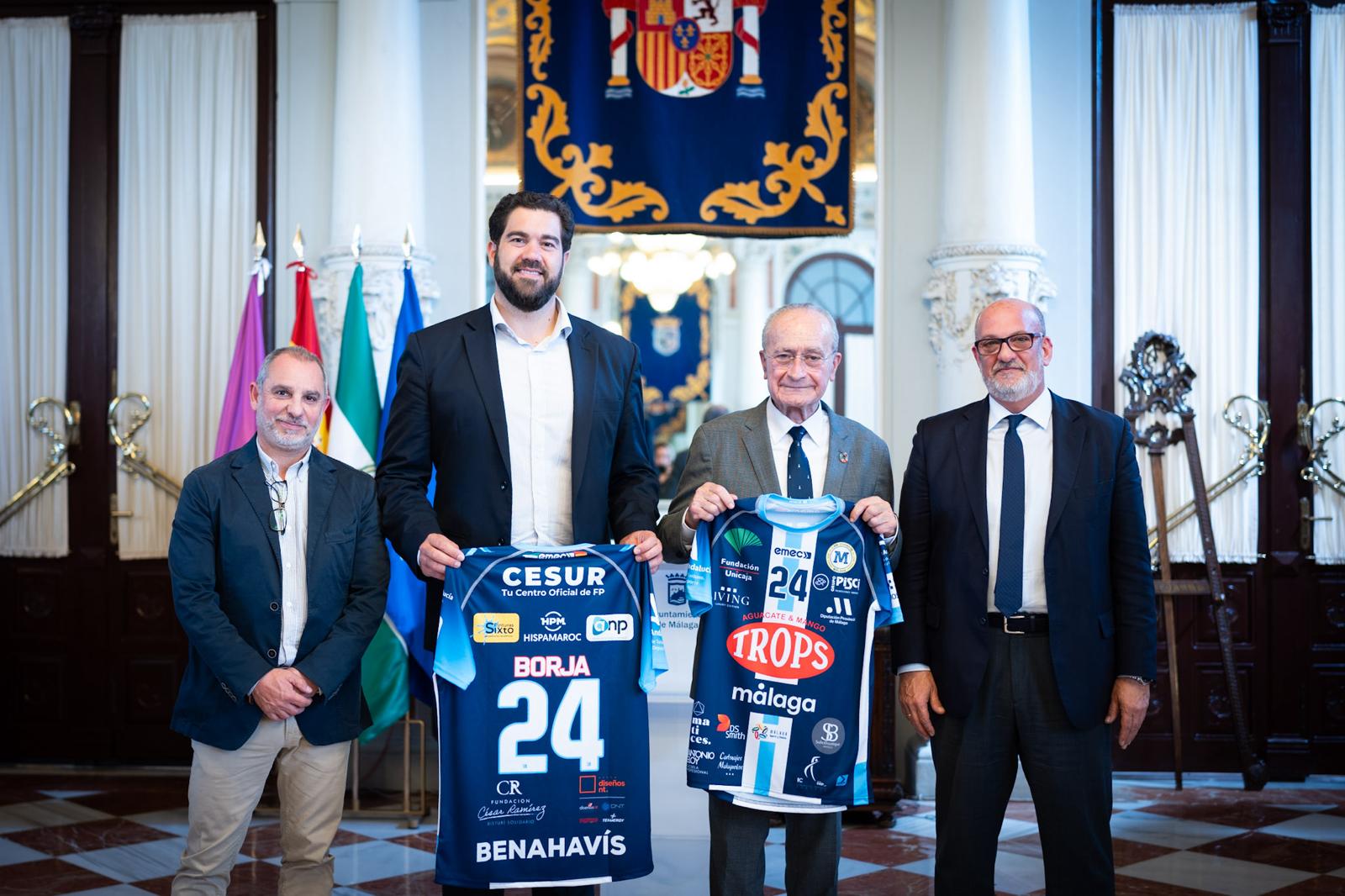 EL ALCALDE RECIBE LA CAMISETA DEL TROPS DE LA TEMPORADA 2023-2024