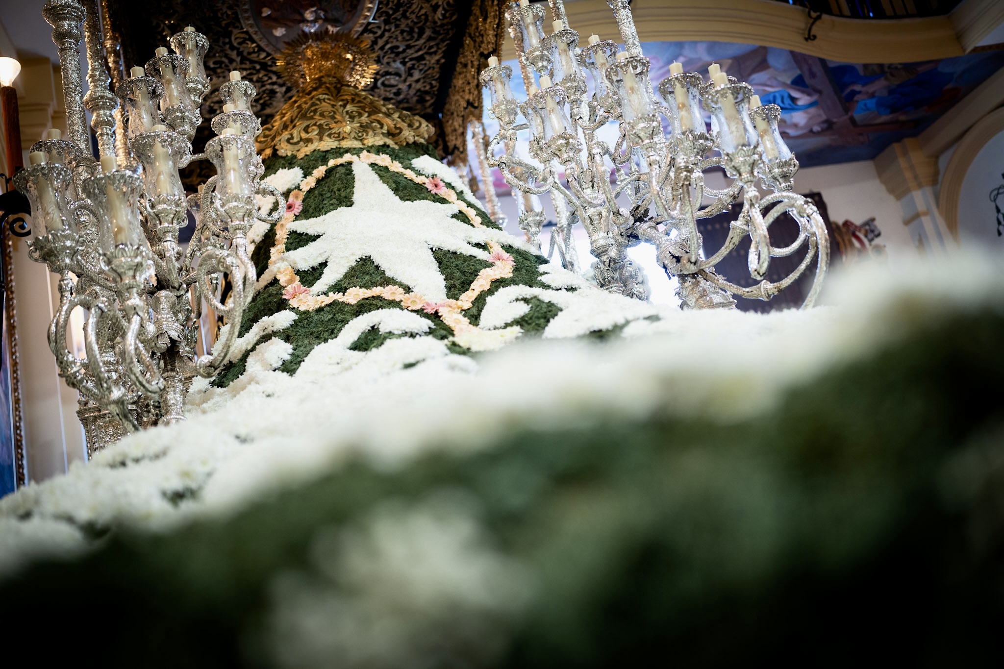 LA VIRGEN DE LAS PENAS VUELVE A LUCIR UN MANTO ELABORADO CON ELEMENTOS FLORALES NATURALES POR ...