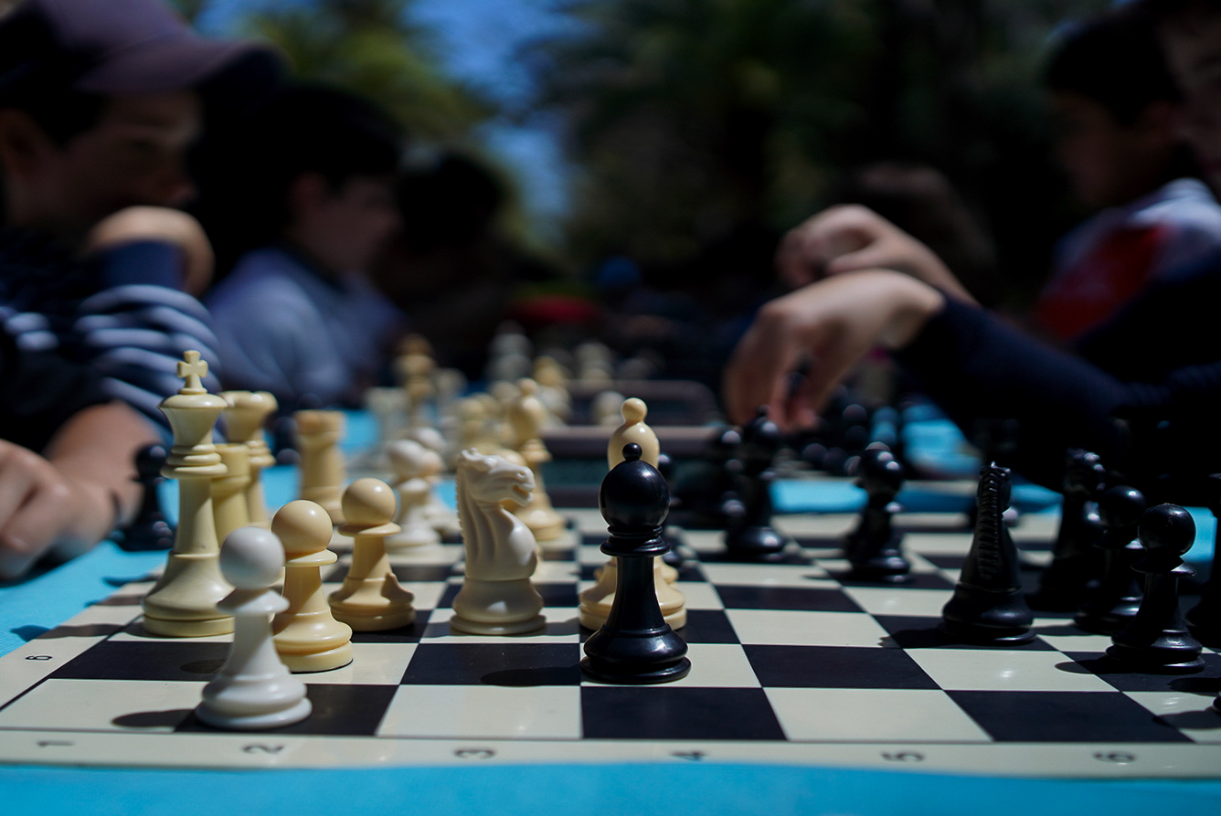 EL ALCALDE DE MÁLAGA ASISTE EN EL PASEO DEL PARQUE A LA PRIMERA FINAL ESCOLAR DE AJEDREZ