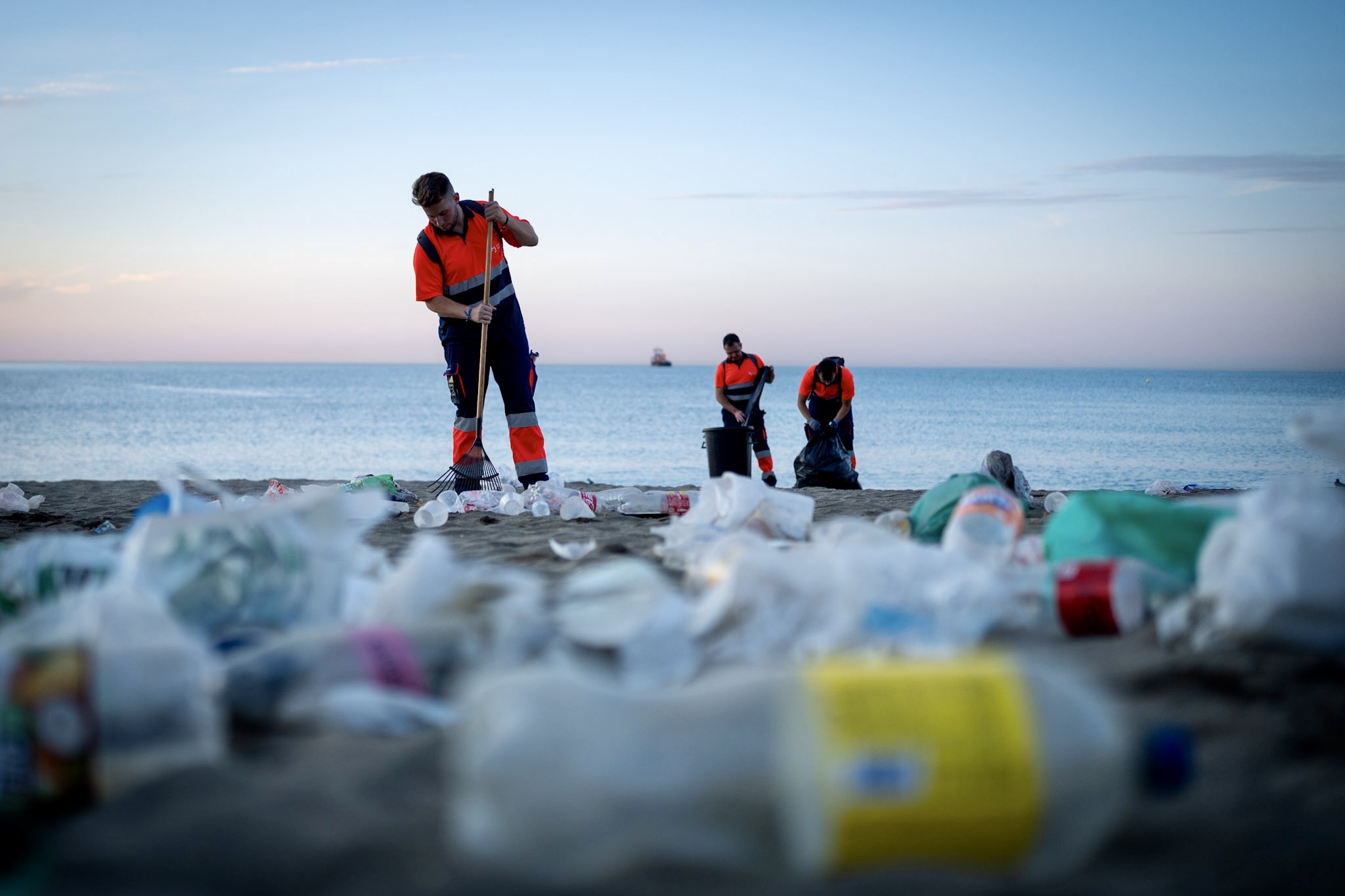 LOS SERVICIOS DE LIMPIEZA RETIRAN 23 TONELADAS DE RESIDUOS EN LAS PLAYAS TRAS LA NOCHE DE SAN JUAN