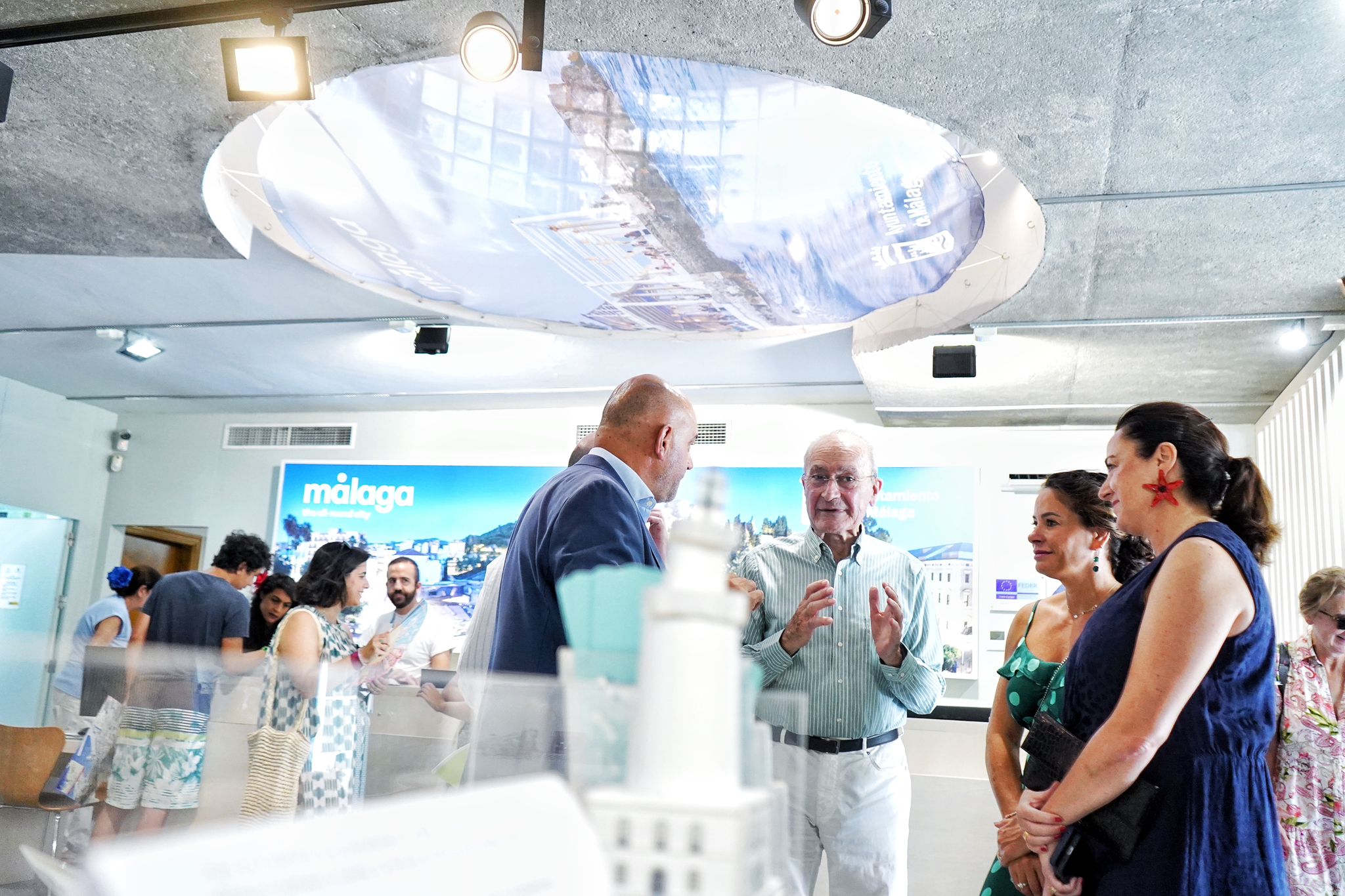 Visita del alcalde a la Oficina de Turismo de la Marina