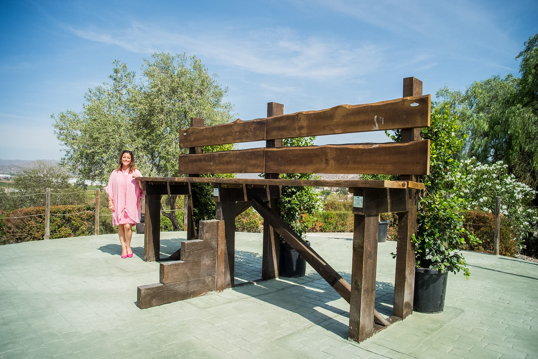 El parque Cerro Vallejo de Campanillas estrena un nuevo mirador en forma de banco de madera gigante