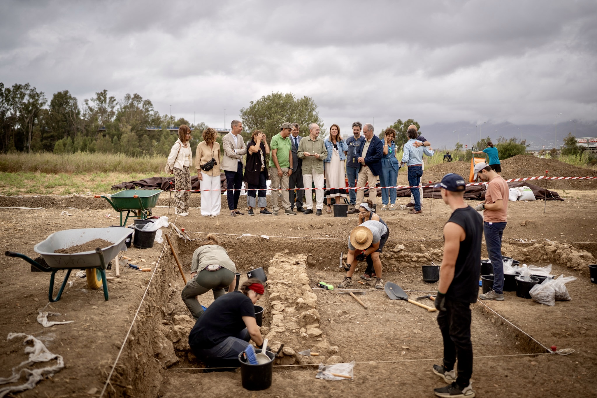 El alcalde realiza una visita a las excavaciones del Cerro del Villar