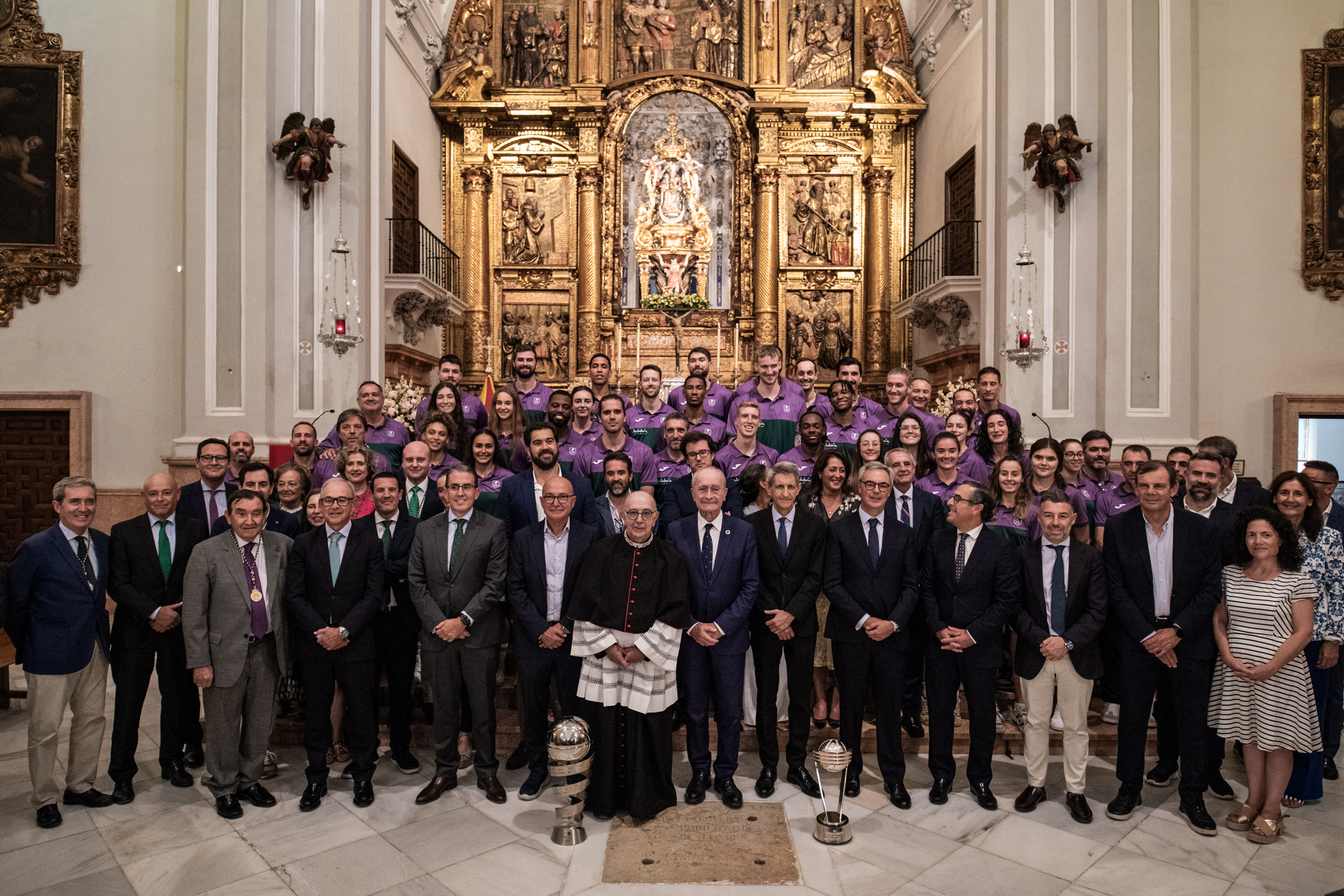 Ofrenda floral del Unicaja Baloncesto a la Virgen de la Victoria