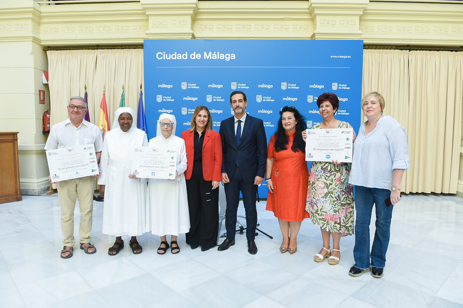 Entrega de cheques a entidades benéficas 