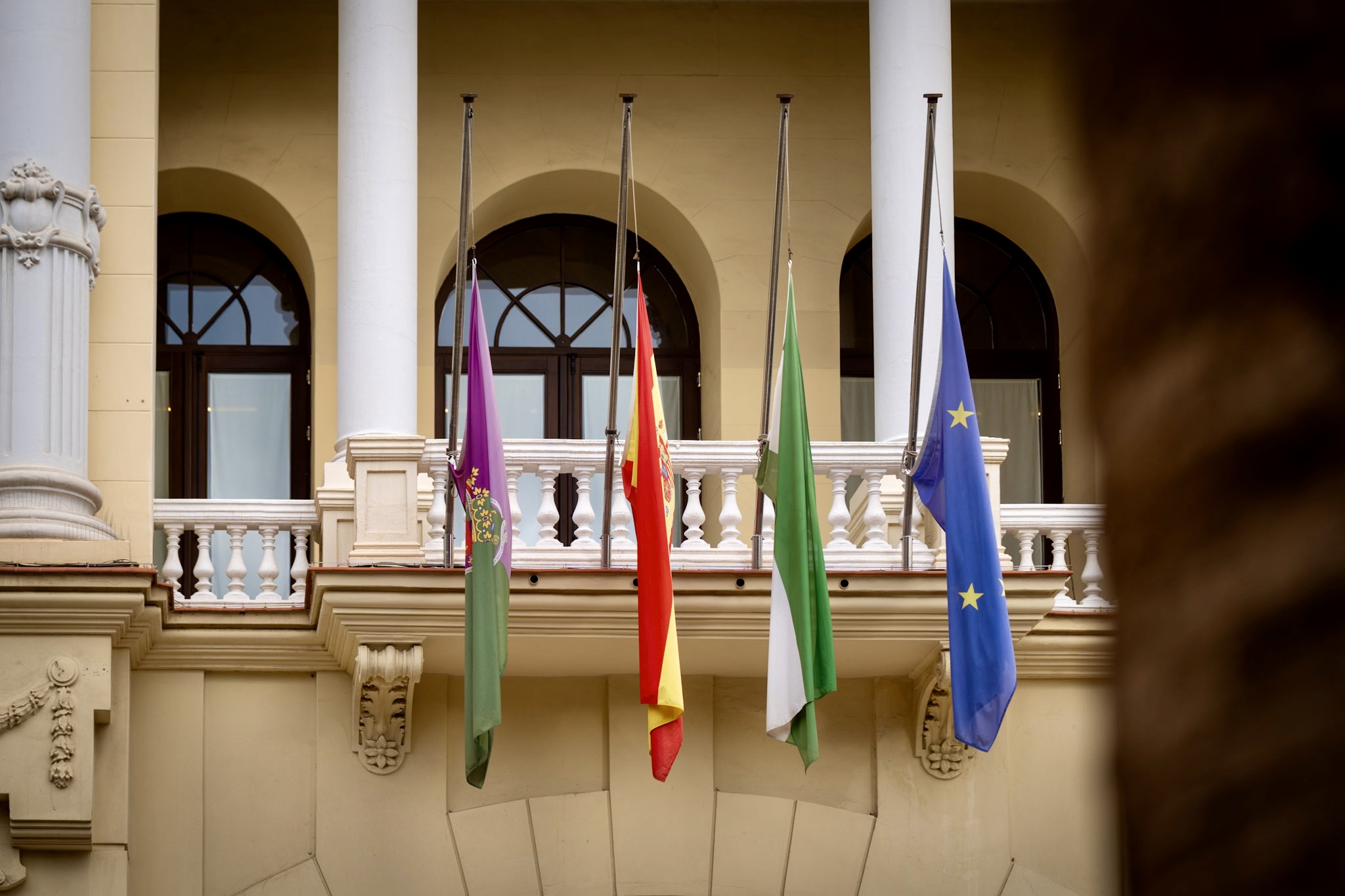 Banderas a media asta en el Ayuntamiento de Málaga por el luto oficial en España