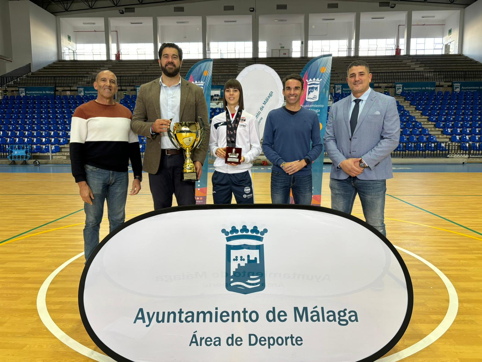 El concejal de Deporte recibe a la campeona del mundo junior de kickboxing wako, Daniela Jurado