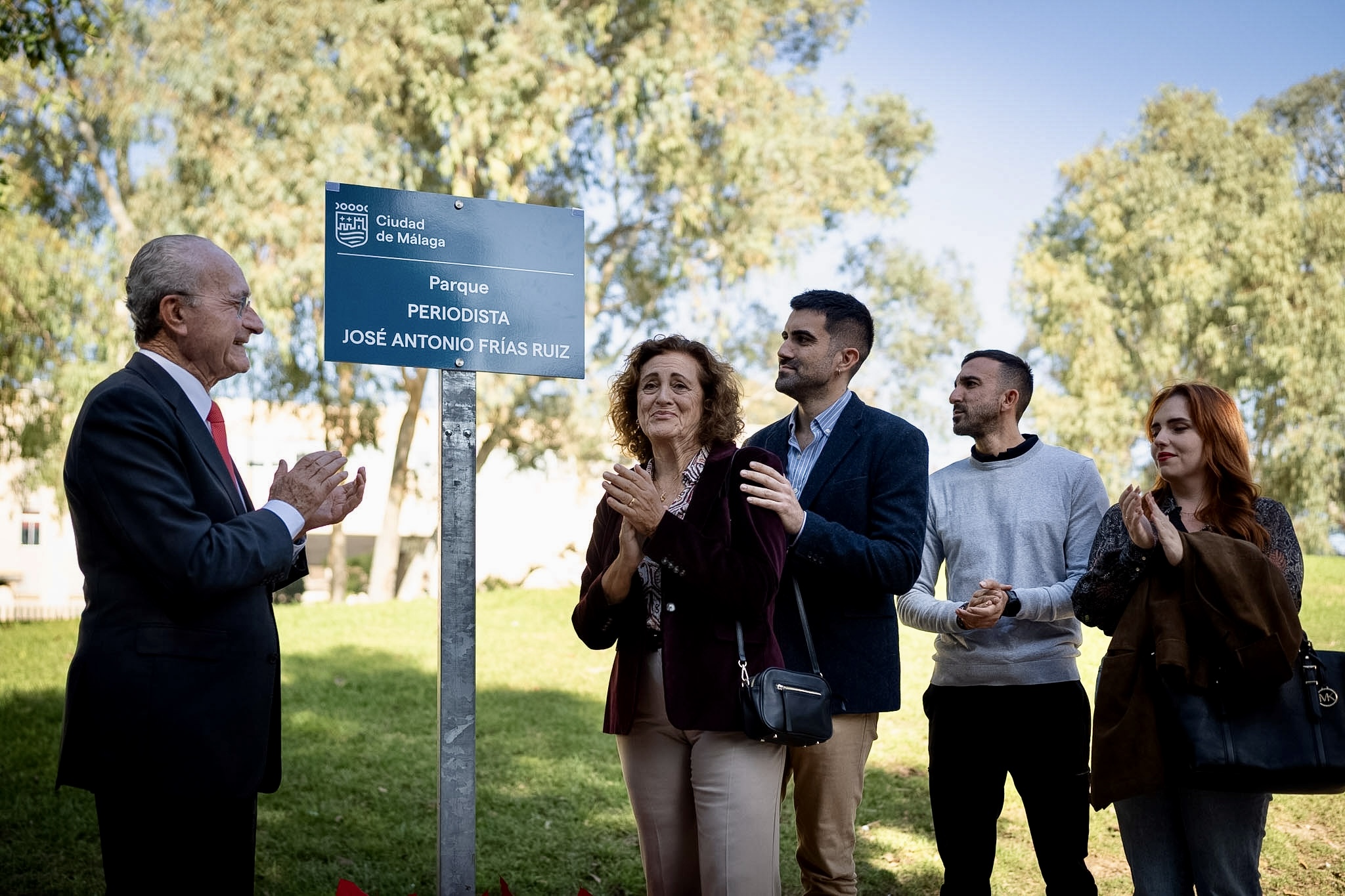 El parque de Martiricos cuenta desde hoy con una placa en homenaje al periodista José Antonio ...