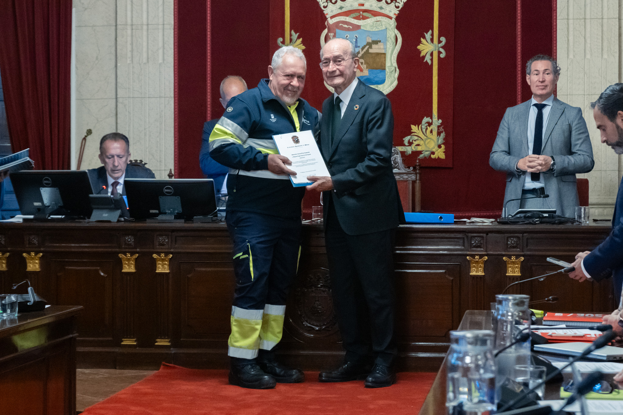 Reconocimiento del Pleno a los profesionales y voluntarios que ayudaron a los afectados por la ...