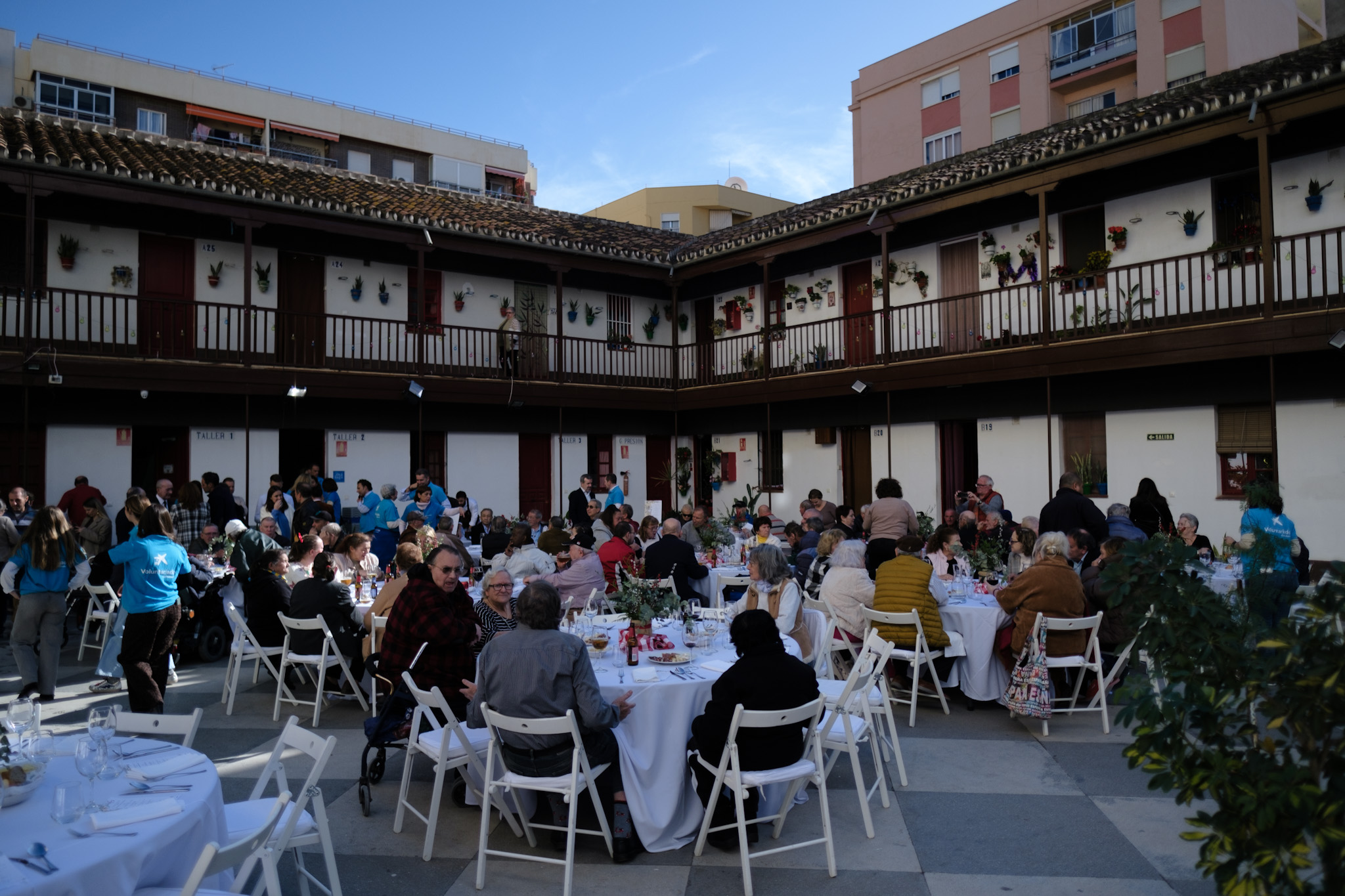 La Navidad Solidaria llega a nuestros mayores de Málaga en forma de menú navideño en Corralón ...