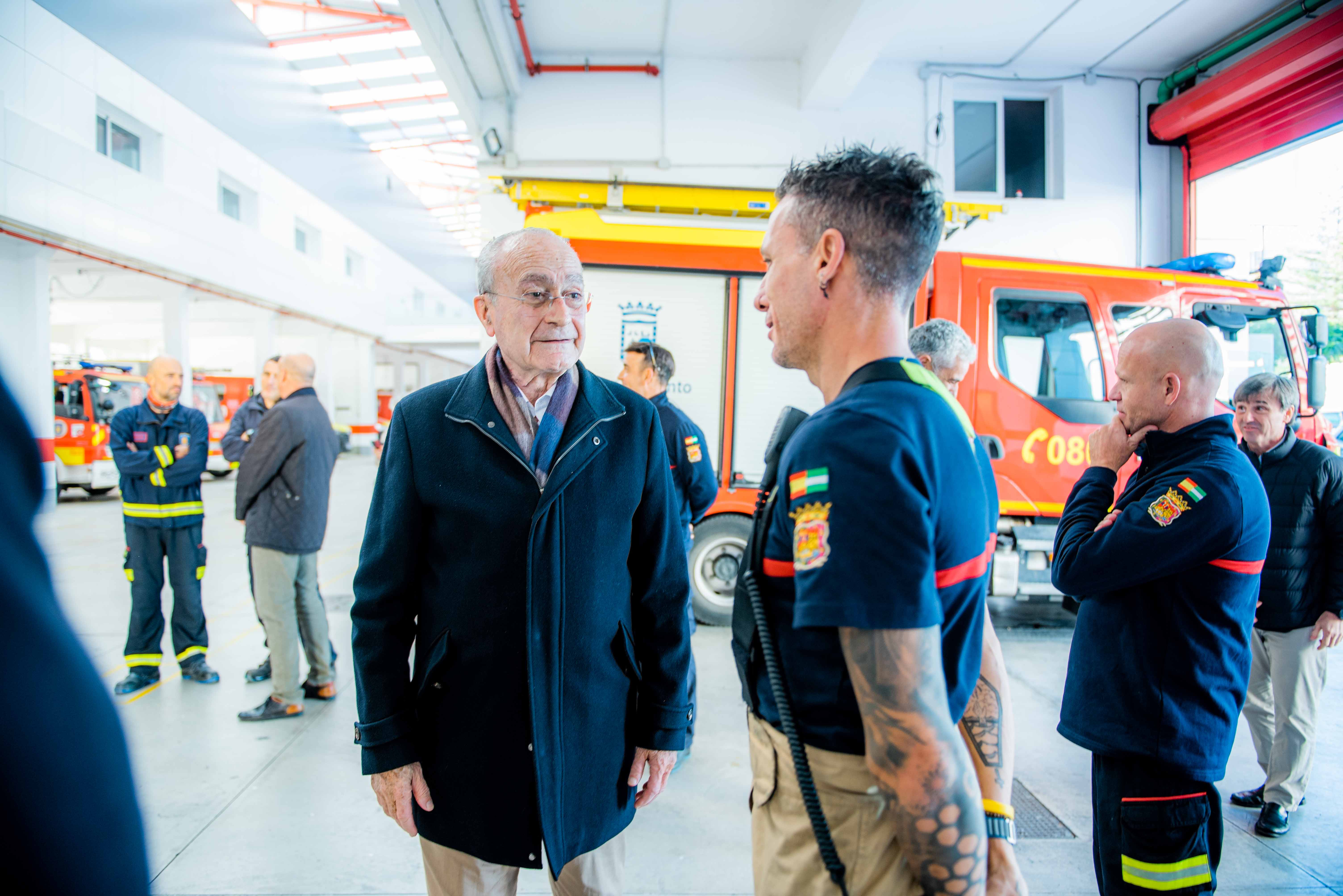 Visita a instalaciones de Policía Local y Bomberos con motivo de la Nochebuena