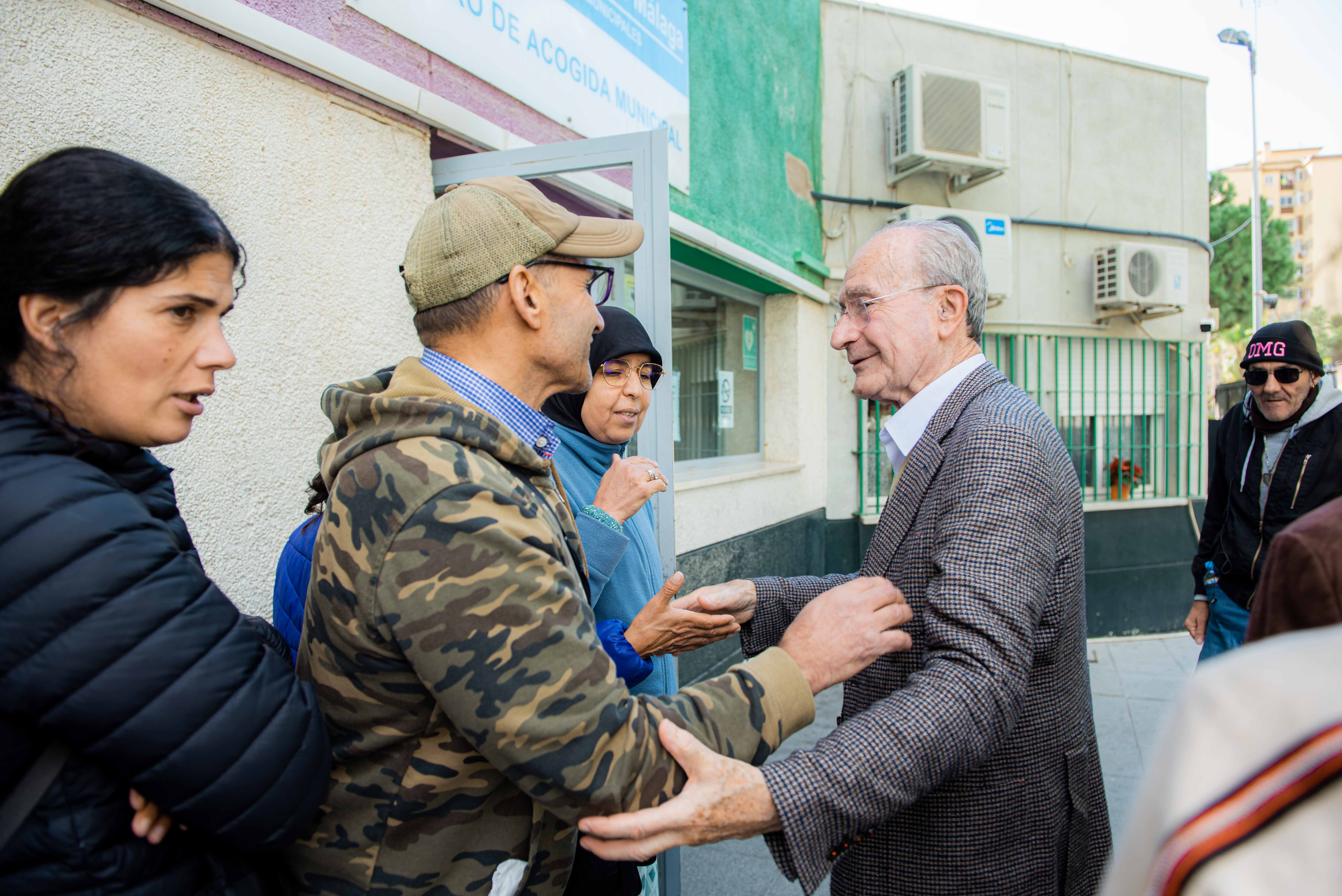 Visita al Centro de Acogida Municipal con motivo de la Nochebuena