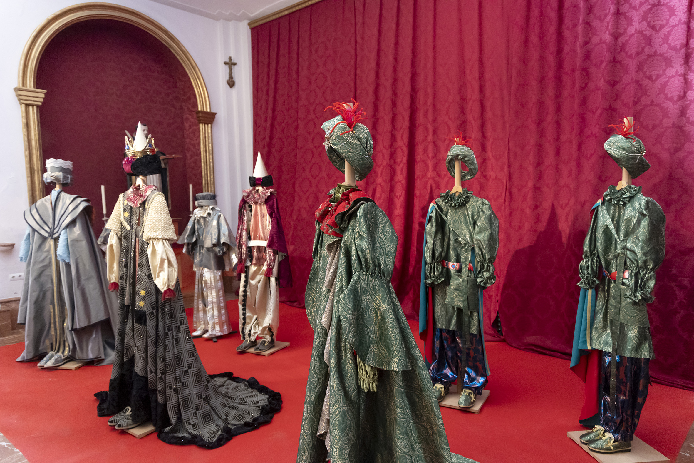 Los trajes de los Reyes Magos de la Cabalgata de 2025 se exponen en la sede de la Agrupación de ...